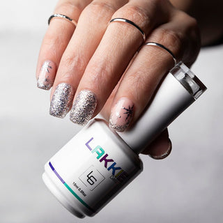 LAKKIE Shiny Chrome is een zilveren gel nagellak met glitters. Deze gellak bestaat uit zilveren glitters met een blauwe reflectie. 