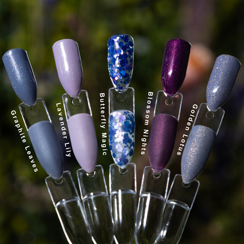 LAKKIE Blossom Nights is een warme paarse kleur gellak met hele fijne glittertjes er doorheen. Met deze najaarskleur gellak heb jij in no-time prachtige paarse nagels.  Deze kleur dekt al in 2 laagjes. Wil je Blossom Nights combineren met een andere gellak? Kijk dan eens bij Midnight Purple of Funky Disco.