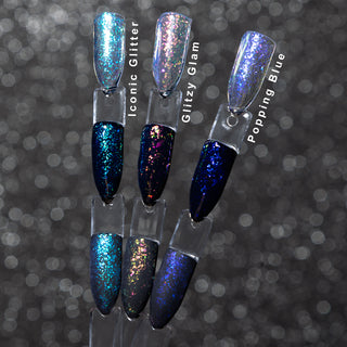 LAKKIE Popping Blue is een glitter gellak, die helemaal tot leven komt wanneer je het over een andere kleur gellak heen lakt. Vooral met zwart als basis kleur(net als op de foto's) zie je de glitter flakes helemaal goed. Popping Blue is een doorzichtige kleur gellak met reflecterende blauwe glitter flakes. 