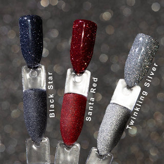 LAKKIE Black Star is de party glitter gellak, die niet mag ontbreken in jouw collectie. Black Star is een reflecterende glitter gellak, wat betekend dat de glitters gaan oplichten wanneer er direct licht op schijnt. Of het nu zonlicht of kunstlicht is, je nagels zullen zeker gaan shinen!