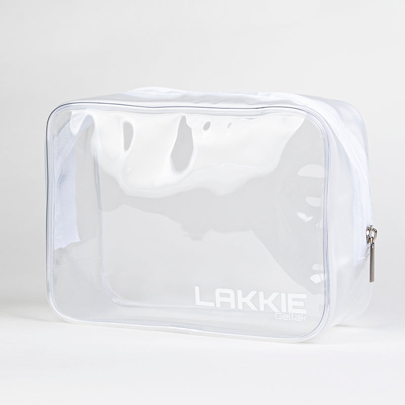 De LAKKIE toilettas is super handig om jouw LAKKIE'S in te doen wanneer je op reis gaat. De toilettas is doorzichtig en groot genoeg om al jouw nagel spulletjes mee te nemen. 