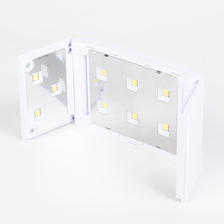 De LAKKIE Travel lamp, ideal voor op reis of onderweg. Een UV/LED lamp die je gellak snel laat drogen. Met 36 watt is dit een krachtige lamp en zorgt voor een goede uitharding van de gellak. Op de bovenkant van de lamp zit de timer knop voor 60 seconden droogtijd. 