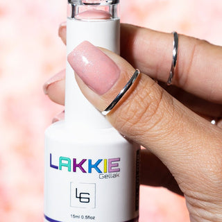 LAKKIE Peaceful Pink is een zacht roze kleur gel nagellak met kleine zilveren glitters.  Deze kleur dekt in 3 laagjes. Voor een optimale dekking kun je Peaceful Pink ook combineren met een van de covering rubberbase kleuren. Ontdek ze hier.