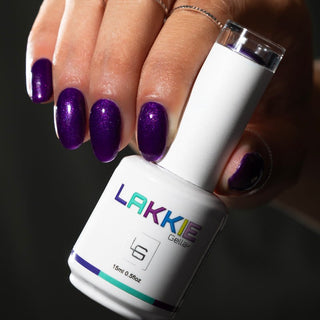 LAKKIE Purple Poison is een intens paarse kleur gelnagellak, met daarin hele fijn paarse glitter verwerkt.  Deze kleur dekt al in 2 laagjes. Wil jij Purple Poison combineren met een andere kleur gellak? Kijk dan eens bij Testy Thistle of Purple Morado.