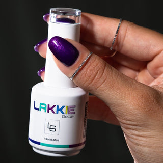 LAKKIE Purple Poison is een intens paarse kleur gelnagellak, met daarin hele fijn paarse glitter verwerkt.  Deze kleur dekt al in 2 laagjes. Wil jij Purple Poison combineren met een andere kleur gellak? Kijk dan eens bij Testy Thistle of Purple Morado.