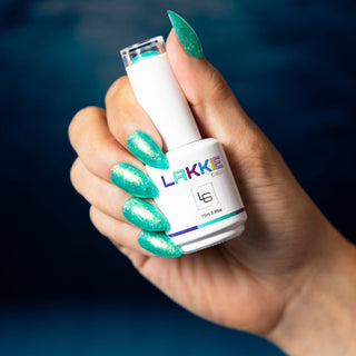 Een heerlijk zomers kleurtje voor op jouw nagels. LAKKIE Sea Jewels is een groene kleur gellak met gouden glitters.