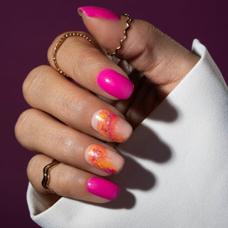 Zomers roze nagels met oranje marble design