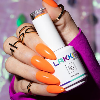 Summer Frequency is een neon oranje kleur gellak, en onmisbaar tijdens feestjes en festivals. Deze neon kleur gellak is namelijk ook nog eens glow in the dark. Ga jij voor extra opvallende neon nagels?