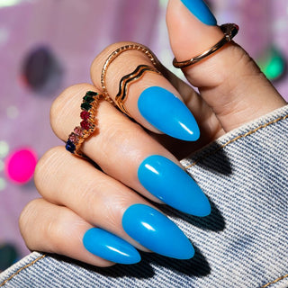 Ultra Tropical is een neon blauwe kleur gellak, en onmisbaar tijdens feestjes en festivals. Deze neon kleur gellak is namelijk ook nog eens glow in the dark. Ga jij voor extra opvallende neon nagels?