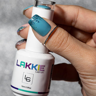 LAKKIE Sea Breeze Blue is een blauwe kleur gel nagellak. Deze gellak is egaal van kleur.  Deze kleur dekt al in 2 laagjes. Wil je Sea Breeze Blue combineren met een glitter gellak? Kijk dan eens bij Frozen Diamonds of Aqua Sea Glass. 