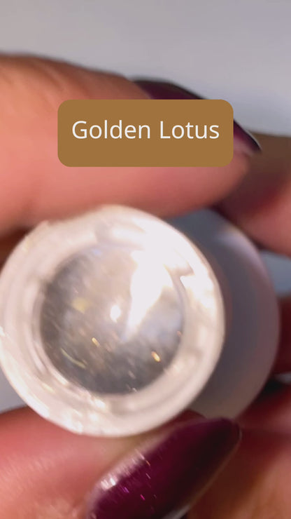 LAKKIE Golden Lotus is een donker grijze kleur gellak met hele fijne gouden glittertjes er doorheen. Deze prachtige najaarskleur gellak is een onmisbare kleur in jouw gellak collectie.  Deze kleur dekt al in 2 laagjes. Wil je Golden Lotus combineren met een andere gellak? Kijk dan eens bij Minty Sweater Weather of Gleaming Brass.