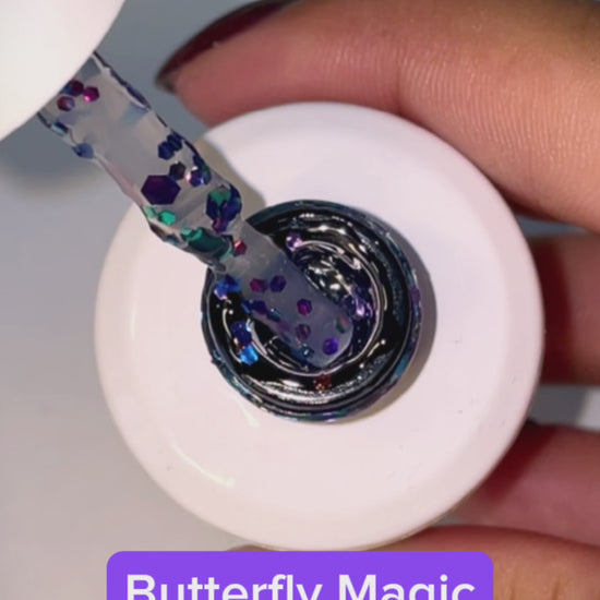 LAKKIE Butterfly Magic is een doorzichtige kleur gellak met paarse en blauwe glitters er doorheen. Deze glitter gellak is doorzichtig, waardoor deze niet over de hele nagel dekkend zal zijn met glitters. Deze kleur is perfect om over een andere gellak kleur te lakken, of te gebruiken om toffe nailart mee te maken.  Wil je Butterfly Magic combineren met een andere gellak? Kijk dan eens bij Purple Morado of Light Denim Blue.