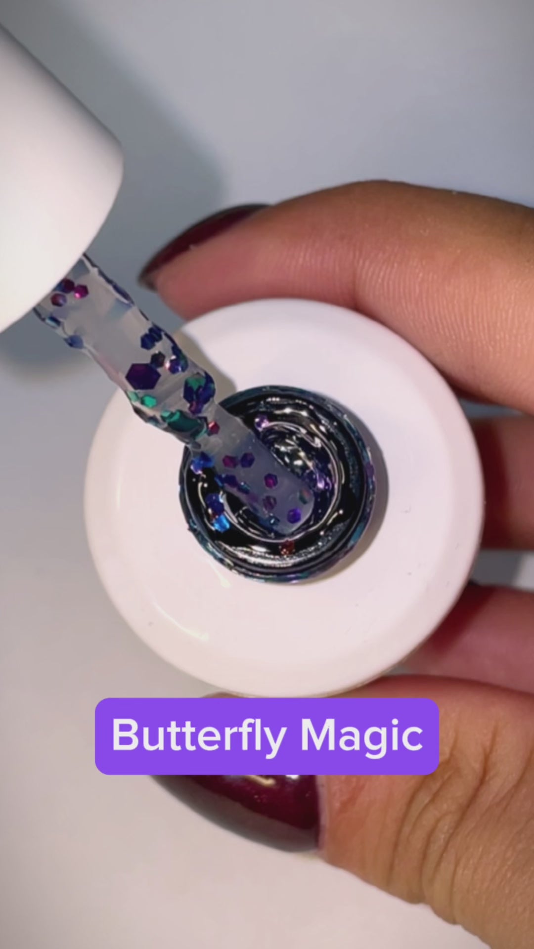 LAKKIE Butterfly Magic is een doorzichtige kleur gellak met paarse en blauwe glitters er doorheen. Deze glitter gellak is doorzichtig, waardoor deze niet over de hele nagel dekkend zal zijn met glitters. Deze kleur is perfect om over een andere gellak kleur te lakken, of te gebruiken om toffe nailart mee te maken.  Wil je Butterfly Magic combineren met een andere gellak? Kijk dan eens bij Purple Morado of Light Denim Blue.