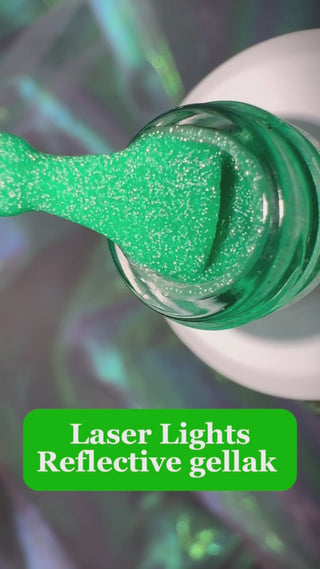 Laser Lights is de ultieme neon groene gellak, die niet mag ontbreken in jouw collectie. Deze neon kleur is een reflecterende glitter gellak, wat betekend dat de glitters gaan oplichten wanneer er direct licht op schijnt. Of het nu zonlicht of kunstlicht is, je nagels zullen zeker gaan shinen!