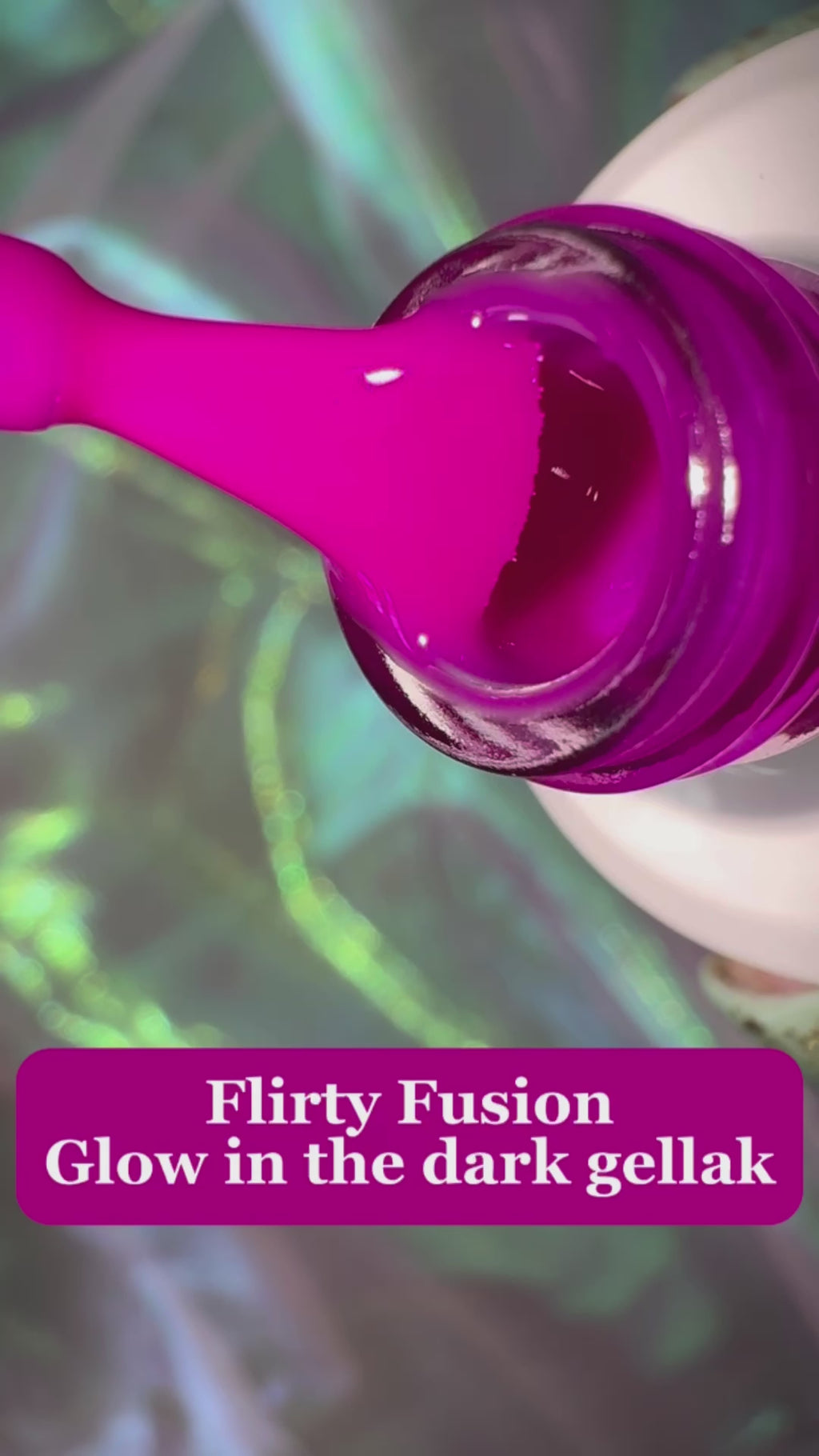 Flirty Fusion is een neon roze kleur gellak, en onmisbaar tijdens feestjes en festivals. Deze neon kleur gellak is namelijk ook nog eens glow in the dark. Ga jij voor extra opvallende neon nagels?