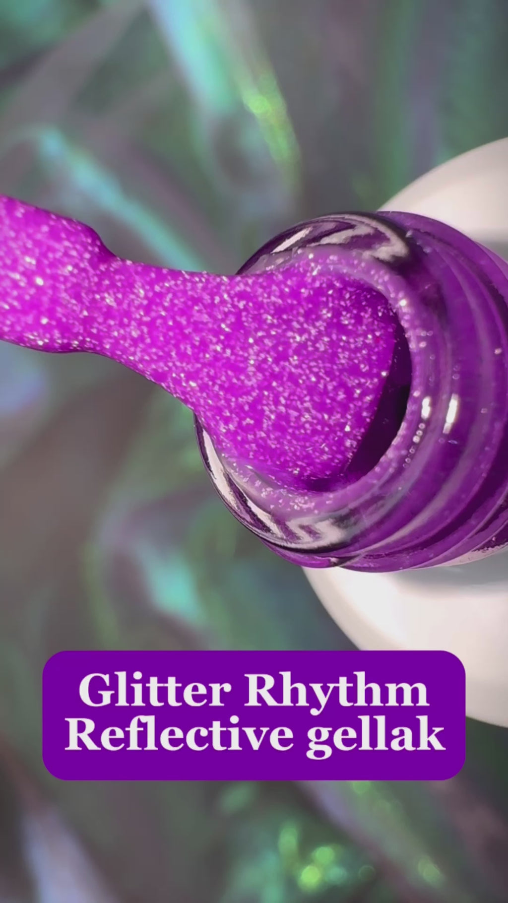 Glitter Rhythm is de ultieme neon paarse gellak, die niet mag ontbreken in jouw collectie. Deze neon kleur is een reflecterende glitter gellak, wat betekend dat de glitters gaan oplichten wanneer er direct licht op schijnt. Of het nu zonlicht of kunstlicht is, je nagels zullen zeker gaan shinen!