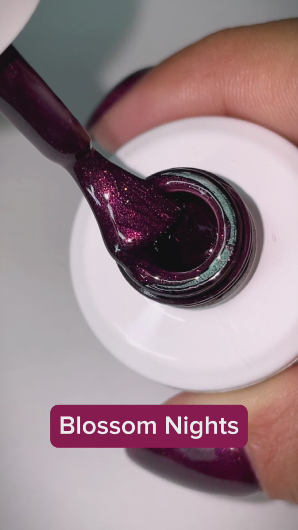 LAKKIE Blossom Nights is een warme paarse kleur gellak met hele fijne glittertjes er doorheen. Met deze najaarskleur gellak heb jij in no-time prachtige paarse nagels.  Deze kleur dekt al in 2 laagjes. Wil je Blossom Nights combineren met een andere gellak? Kijk dan eens bij Midnight Purple of Funky Disco.