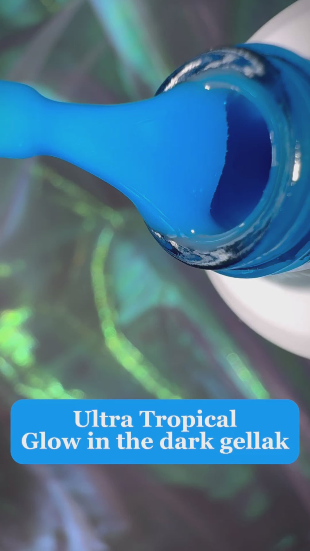 Ultra Tropical is een neon blauwe kleur gellak, en onmisbaar tijdens feestjes en festivals. Deze neon kleur gellak is namelijk ook nog eens glow in the dark. Ga jij voor extra opvallende neon nagels?