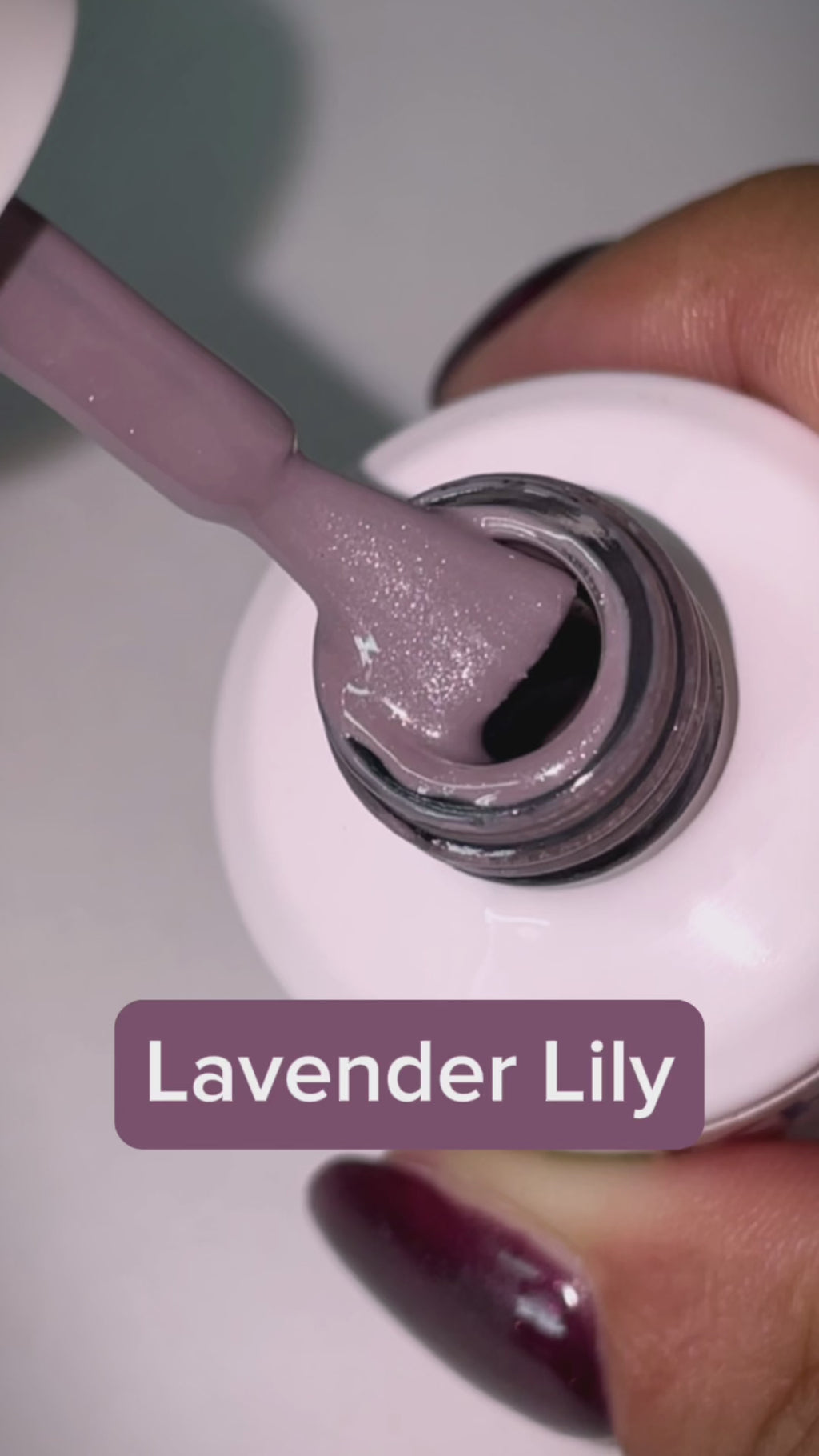 LAKKIE Lavender Lily is een winterse kleur lila gellak met hele fijne zilveren glittertjes er doorheen. Dit is een hele mooie zachte en rustige kleur voor de cosy days.    Deze kleur dekt al in 2 laagjes. Wil je Lavender Lily combineren met een andere gellak? Kijk dan eens bij Frosty Morning of Glitter Festival. 