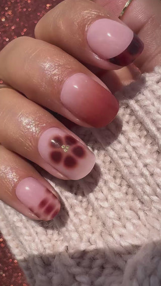 Feral Fade_Bruine gel nagel stickers met blooming gel design_LAKKIE Gellak