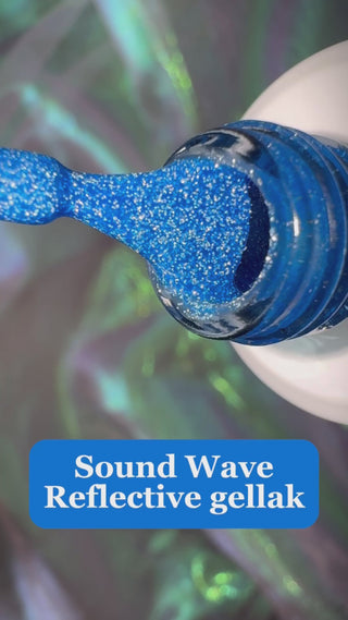 Sound Wave is de ultieme neon donker blauwe gellak kleur, die niet mag ontbreken in jouw collectie. Deze neon kleur is een reflecterende glitter gellak, wat betekend dat de glitters gaan oplichten wanneer er direct licht op schijnt. Of het nu zonlicht of kunstlicht is, je nagels zullen zeker gaan shinen!