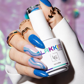 Sound Wave is de ultieme neon donker blauwe gellak kleur, die niet mag ontbreken in jouw collectie. Deze neon kleur is een reflecterende glitter gellak, wat betekend dat de glitters gaan oplichten wanneer er direct licht op schijnt. Of het nu zonlicht of kunstlicht is, je nagels zullen zeker gaan shinen!