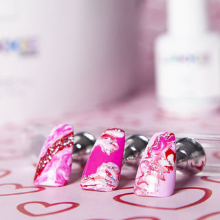 Roze gellak. Marble nagels gemaakt met roze gellak kleuren 