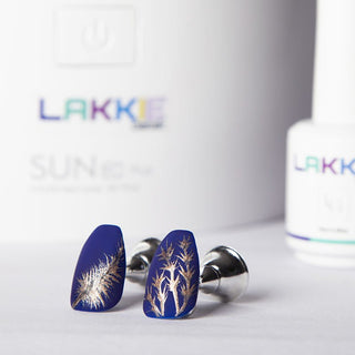 Blauw met gouden nailart. Deze nailart is gemaakt met blauwe gellak en gouden gellak. 