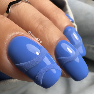 Blauwe gellak met nailart