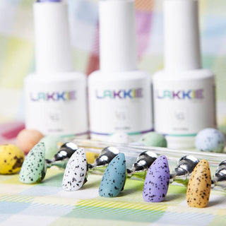 LAKKIE Egg Shell gellak is de gellak die je wilt hebben voor de pasen. Het is een doorzichtige gel met zwarte vlokken erin. Egg Shell gellak is heel gemakkelijk om aan te brengen. Lak eerst jouw nagels in je favoriete kleur, doe er vervolgens een laagje Egg Shell gellak overheen en maak het tot slot af met een matte- of glanzende topcoat. 