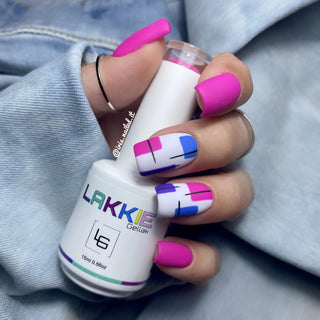 Color blocking nailart. Gemaakt met roze gellak, witte gellak, blauwe gellak en paarse gellak 