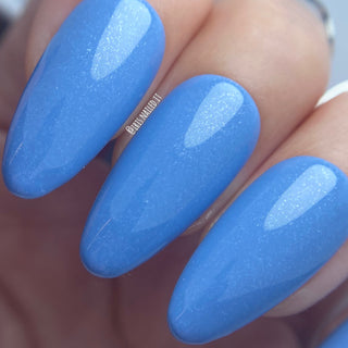 Blauwe gelnagellak met een shimmer