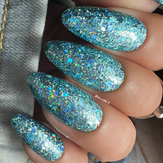 Zeker voor in de zomer is dit een mooie kleur glitter gellak, die je ook op je teen nagels kunt lakken.