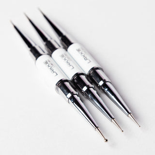 Creëer professionele nail art met deze set van 3 dubbelzijdige dottingtools met 6 verschillende diktes. Of je nu een beginner of een ervaren nagelstylist bent, deze set biedt alles wat je nodig hebt om prachtige en toffe nailart designs te maken.