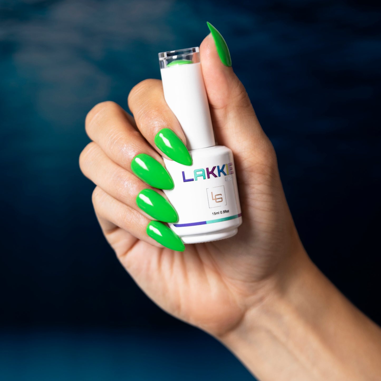 Een lekker zomers kleurtje voor op jouw nagels? LAKKIE Dashing Seaweed is een opvallende groene kleur gellak
