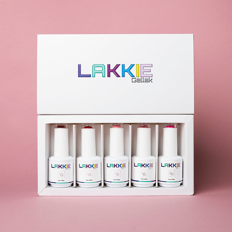 Wil je iemand LAKKIE'S cadeau geven? Geef ze in een LAKKIE giftbox. In de gift box passen maximaal 5 LAKKIE'S. Je kunt kiezen uit 2 soorten, de standaard giftbox en de variant met hartjes.   Je kunt natuurlijk ook de giftbox gebruikten om je LAKKIE'S in op te bergen. 