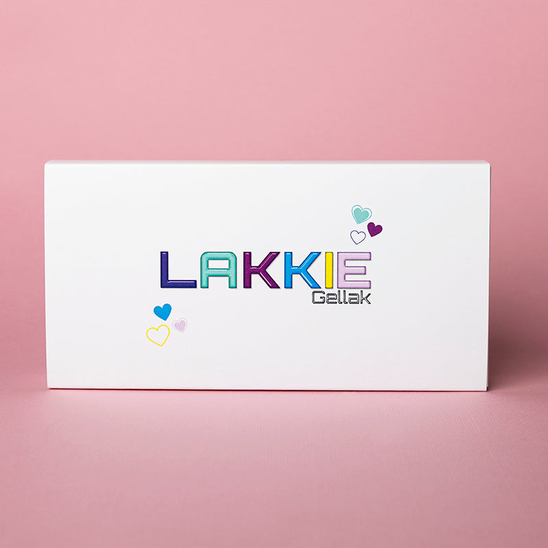 Wil je iemand LAKKIE'S cadeau geven? Geef ze in een LAKKIE giftbox. In de gift box passen maximaal 5 LAKKIE'S. Je kunt kiezen uit 2 soorten, de standaard giftbox en de variant met hartjes.   Je kunt natuurlijk ook de giftbox gebruikten om je LAKKIE'S in op te bergen. 