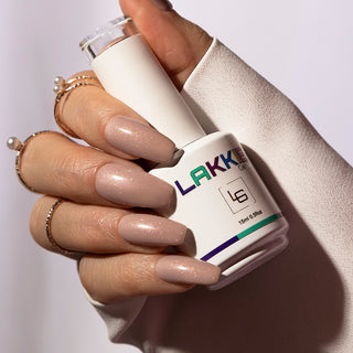 LAKKIE Warm Winter Day is een beige kleur gellak, met daar doorheen hele fijne gouden glitters. 