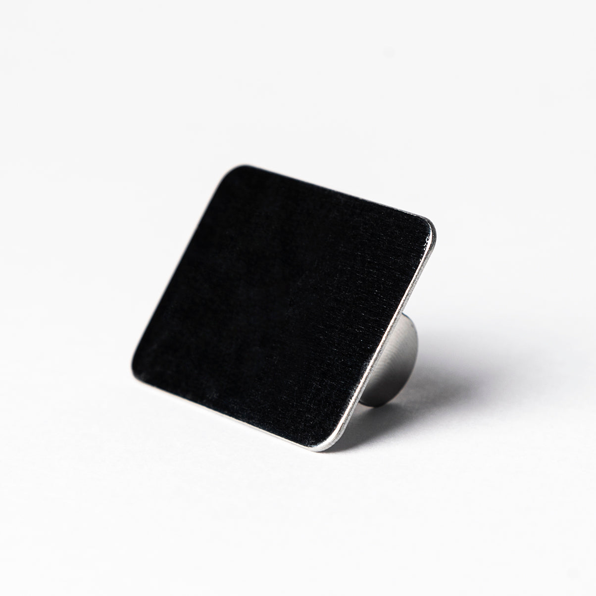 Ontdek deze super handige nailart palette ring! Ontworpen om je gemakkelijk en binnen handbereik je nailart te kunnen aanbrengen. Deze ring de perfecte aanvulling voor je nailart tools collectie.  Deze palette ring is gemaakt van roestvrij staal en is makkelijk schoon te maken. Het is een verstelbare ring, waardoor het geschikt is voor verschillende maten vingers. 