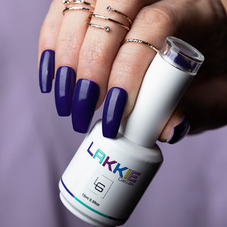 LAKKIE Indigo Purple is een intens paarse kleur gel nagellak. Deze intense kleur paars maakt je outfit helemaal af.