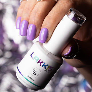 LAKKIE Lovely Lavender is een perfecte kleur lila gelnagellak. Deze gellak is egaal van kleur. 