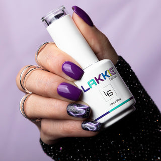 LAKKIE Perfect Purple, de naam zegt het al: Een perfecte paarse kleur. Deze gellak is egaal van kleur.   Deze kleur dekt al in 2 laagjes. Wil je Perfect Purple combineren met een glitter gellak? Kijk dan eens bij  Glitter Festival of Shiny Steel. 