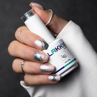 LAKKIE Blinking Blue is de party glitter gellak, die niet mag ontbreken in jouw collectie. Blinking Blue is een reflectie glitter gellak, wat betekend dat deze kleur er door de lichtinval elke keer weer anders uitziet. Reflective Gellak. Party nails nailart