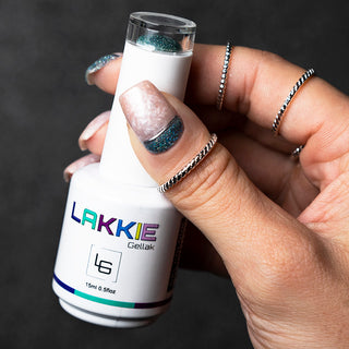 LAKKIE Blinking Blue is de party glitter gellak, die niet mag ontbreken in jouw collectie. Blinking Blue is een reflectie glitter gellak, wat betekend dat deze kleur er door de lichtinval elke keer weer anders uitziet. Reflective Gellak. Party nails nailart