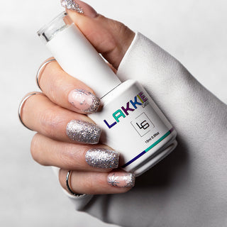 LAKKIE Shiny Chrome is een zilveren gel nagellak met glitters. Deze gellak bestaat uit zilveren glitters met een blauwe reflectie. 