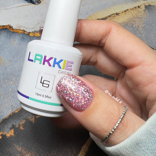 LAKKIE Stylish Glitter is een roze glitter gelnagellak. Deze gellak bestaat uit verschillende soorten zilveren reflecterende glitters.