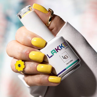 LAKKIE Sunshine Yellow is een egaal gele kleur gellak. Let's get sunny summer nails! Met deze gele kleur gellak haal jij zeker de lente/zomer in huis. 