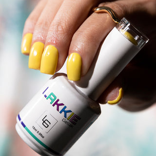 LAKKIE Sunshine Yellow is een egaal gele kleur gellak. Let's get sunny summer nails! Met deze gele kleur gellak haal jij zeker de lente/zomer in huis. 