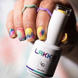 LAKKIE Sunshine Yellow is een egaal gele kleur gellak. Let's get sunny summer nails! Met deze gele kleur gellak haal jij zeker de lente/zomer in huis. 