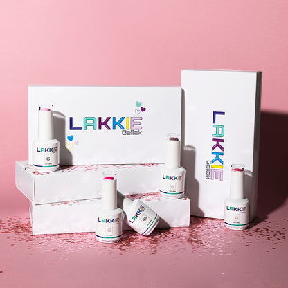 Wil je iemand LAKKIE'S cadeau geven? Geef ze in een LAKKIE giftbox. In de gift box passen maximaal 5 LAKKIE'S. Je kunt kiezen uit 2 soorten, de standaard giftbox en de variant met hartjes.   Je kunt natuurlijk ook de giftbox gebruikten om je LAKKIE'S in op te bergen. 